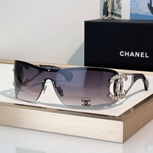 CHANEL Shield Sunglasses with Crystal CC - Black Gradient